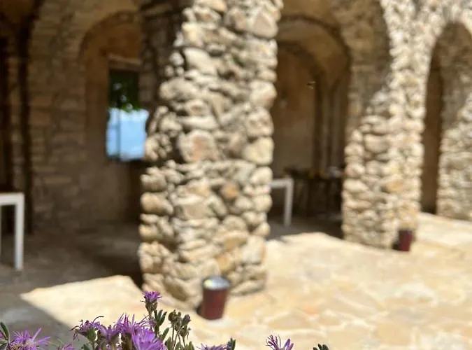 Relais Castello Vassallo Bed and Breakfast 3*